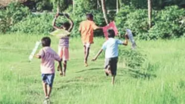 হারিয়ে যাচ্ছে শৈশবের রঙিন স্মৃতি — বাংলার ঐতিহ্য ঘুড়ি