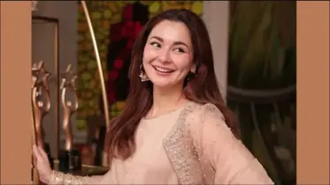 এবার হোলি উদযাপন করে  বিপাকে পাকিস্তানি অভিনেত্রী হানিয়া আমির!