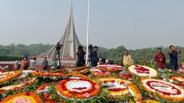 স্মৃতিসৌধে ফুলের শ্রদ্ধায় জাতির বীর সন্তানদের স্মরণ