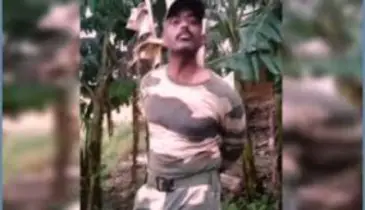 বিএসএফ সদস্যকে আটকে গাছের বেঁধে রাখলো জনতা: বিজিবির কাছে সোপর্দ