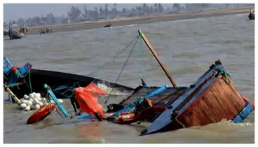 ৪১ যাত্রী নিয়ে মেঘনায় ট্রলার ডুবি