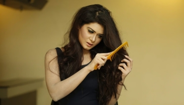 মাথায় হাত দিলেই উঠে আসছে চুল? সাবধান হোন আজই!