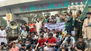 আ. লীগের বিচার দাবীতে রাজু ভাস্কর্যে জুলাইয়ে আন্দোলনে আহত শিক্ষার্থীরা