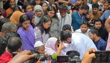নাহিদ ইসলামের মাথায় হাত বুলিয়ে দিলেন শহীদ আবু সাঈদের মা!