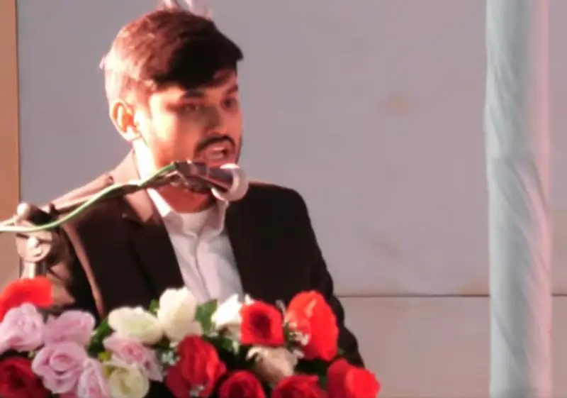 আপনি দুই হাজার শহীদের রক্তের চেয়ারে বসে আছেন আপনি দুই হাজার শহীদের রক্তের চেয়ারে বসে আছেন