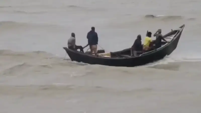 ৮৪ ঘন্টা সাগরে ভাসার পর আশঙ্কাজনক অবস্থায় ১০ জেলে উদ্ধার, নিখোঁজ পাঁচ জনের চার জনের মৃত্যু ৮৪ ঘন্টা সাগরে ভাসার পর আশঙ্কাজনক অবস্থায় ১০ জেলে উদ্ধার, নিখোঁজ পাঁচ জনের চার জনের মৃত্যু