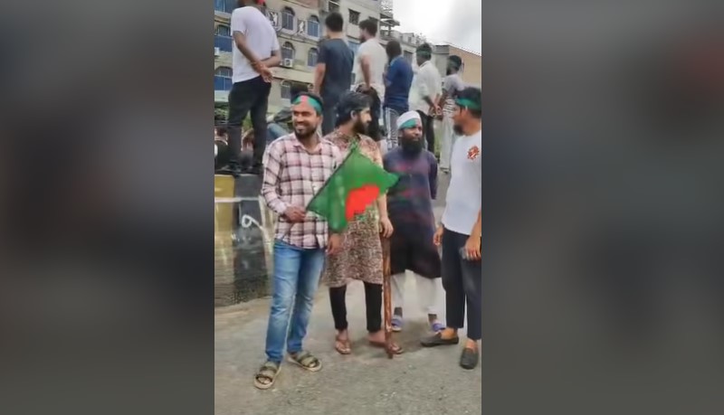 বিবিসির ডকুমেন্টারিতে শহীদ মিরাজ হোসেন: গুলিবিদ্ধ হওয়ার আড়াই ঘণ্টা আগেও ছিলেন মিছিলে সামনে বিবিসির ডকুমেন্টারিতে শহীদ মিরাজ হোসেন: গুলিবিদ্ধ হওয়ার আড়াই ঘণ্টা আগেও ছিলেন মিছিলে সামনে
