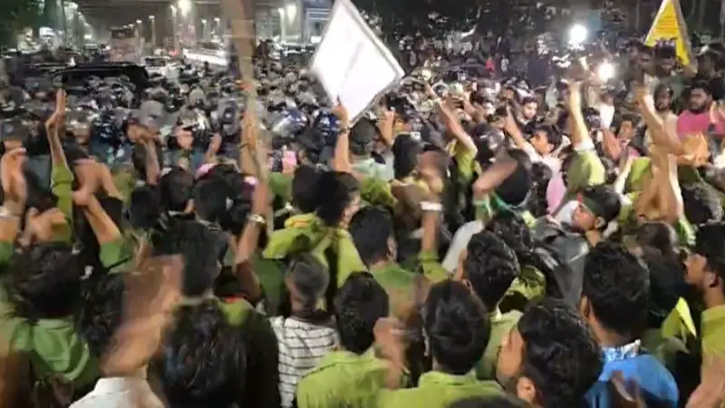 খালি আন্দোলন, কথায় কথায় আন্দোলন! খালি আন্দোলন, কথায় কথায় আন্দোলন!