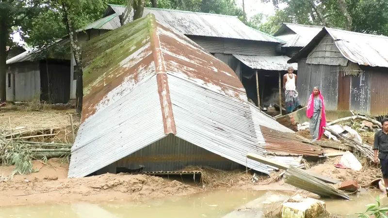 ‘ঢলে ঘর ধইসা গেছে মাথা গোঁজার ঠাঁই নাই’ ‘ঢলে ঘর ধইসা গেছে মাথা গোঁজার ঠাঁই নাই’