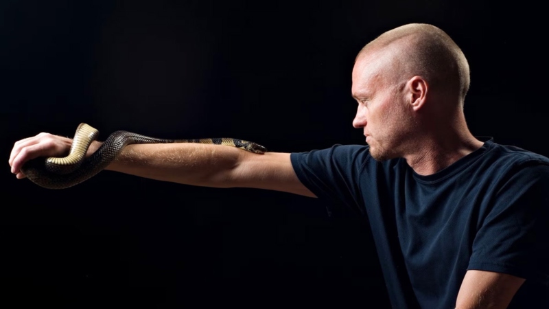 ১৮ বছর ধরে সাপের কামড় খেয়ে ব্যাক্তির শরীরে তৈরি 