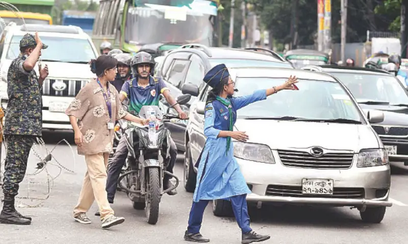 ট্রাফিক নিয়ন্ত্রণ থেকে বাজার তদারকিতে শিক্ষার্থীরা ট্রাফিক নিয়ন্ত্রণ থেকে বাজার তদারকিতে শিক্ষার্থীরা