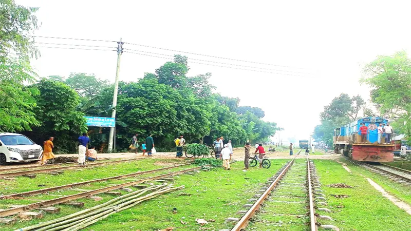 তারাকান্দিতে অরক্ষিত লেভেল ক্রসিং যেন মরণফাঁদ তারাকান্দিতে অরক্ষিত লেভেল ক্রসিং যেন মরণফাঁদ
