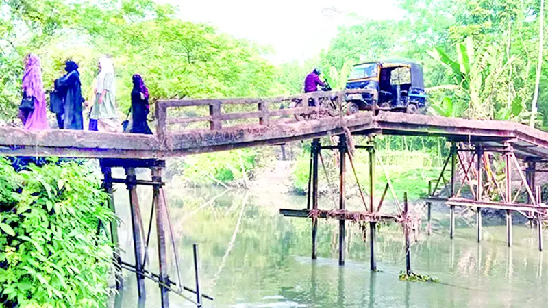 বরিশালে জরাজীর্ণ সেতু ১৫ বছরেও সংস্কার হয়নি বরিশালে জরাজীর্ণ সেতু ১৫ বছরেও সংস্কার হয়নি