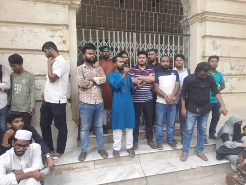 জবির প্রশাসনিক ভবনে তালা! জবির প্রশাসনিক ভবনে তালা!