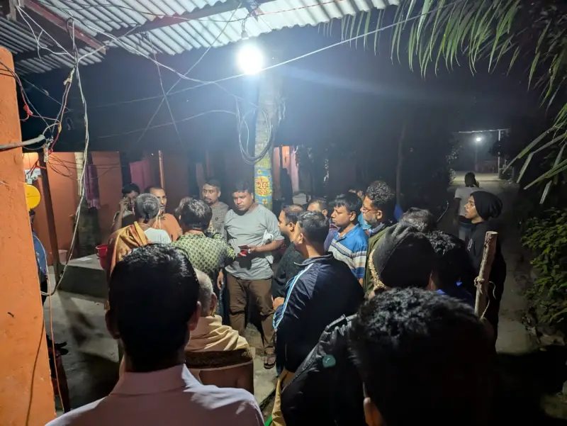 মন্দির ও বাড়িতে হামলার আশংকায় চলছে রাত জেগে পাহারা মন্দির ও বাড়িতে হামলার আশংকায় চলছে রাত জেগে পাহারা