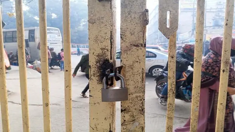 জবির প্রধান ফটকে তালা ঝুলিয়ে সাধারণ শিক্ষার্থীদের অনশন জবির প্রধান ফটকে তালা ঝুলিয়ে সাধারণ শিক্ষার্থীদের অনশন