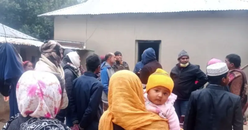 নলকূপের পানিতে চেতনানাশক মিশিয়ে তিন বাড়িতে ডাকাতি নলকূপের পানিতে চেতনানাশক মিশিয়ে তিন বাড়িতে ডাকাতি
