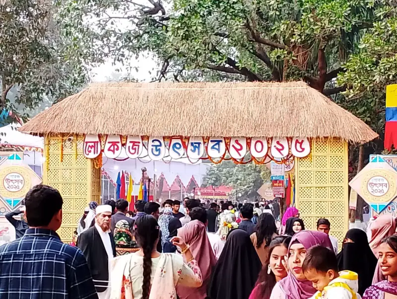 সোনারগাঁয়ে লোকজ উৎসবে ছুটির দিনে দর্শনার্থীদের ভীড় সোনারগাঁয়ে লোকজ উৎসবে ছুটির দিনে দর্শনার্থীদের ভীড়