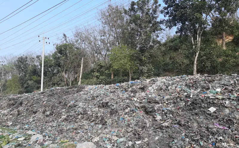 ময়লার দুর্গন্ধে পথচারীদের দুর্ভোগ, হুমকিতে পাহাড়ের পরিবেশ ময়লার দুর্গন্ধে পথচারীদের দুর্ভোগ, হুমকিতে পাহাড়ের পরিবেশ