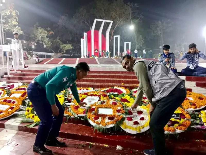 শহীদ মিনারে জুতা পায়ে দুই পুলিশ কর্মকর্তা! শহীদ মিনারে জুতা পায়ে দুই পুলিশ কর্মকর্তা!