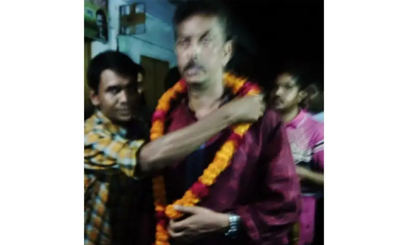 পলাতক আ. লীগ নেতার সাথে স্বেচ্ছাসেবক দল নেতার ছবি ভাইরাল পলাতক আ. লীগ নেতার সাথে স্বেচ্ছাসেবক দল নেতার ছবি ভাইরাল