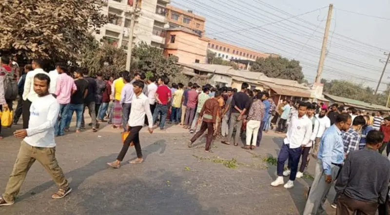 রাতে বাড়ি ফেরার পথে নারী শ্রমিকের মৃত্যু রাতে বাড়ি ফেরার পথে নারী শ্রমিকের মৃত্যু
