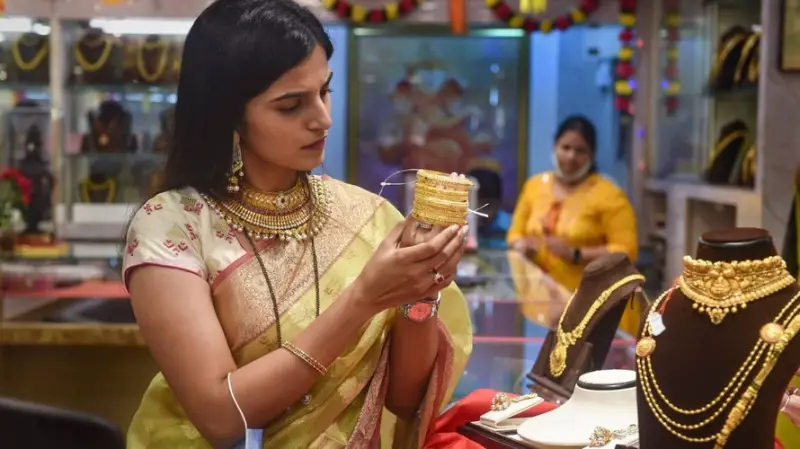 স্বর্ণ কিনে রাখা কি লাভজনক? স্বর্ণ কিনে রাখা কি লাভজনক?
