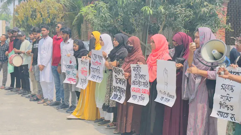 গণধর্ষণে জড়িতদের প্রকাশ্যে ফাঁসির দাবিতে আদালত চত্বরে বিক্ষোভ গণধর্ষণে জড়িতদের প্রকাশ্যে ফাঁসির দাবিতে আদালত চত্বরে বিক্ষোভ