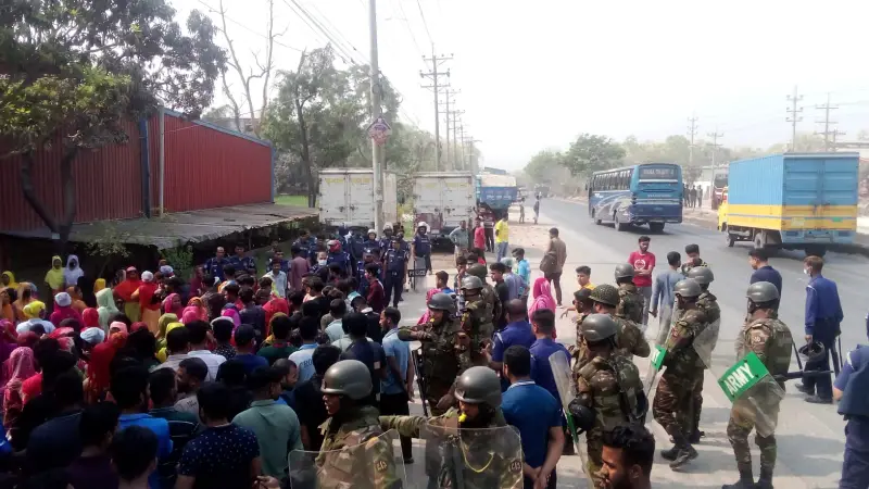 গাজীপুরে দুই কারখানায় শ্রমিকদের বিক্ষোভ গাজীপুরে দুই কারখানায় শ্রমিকদের বিক্ষোভ