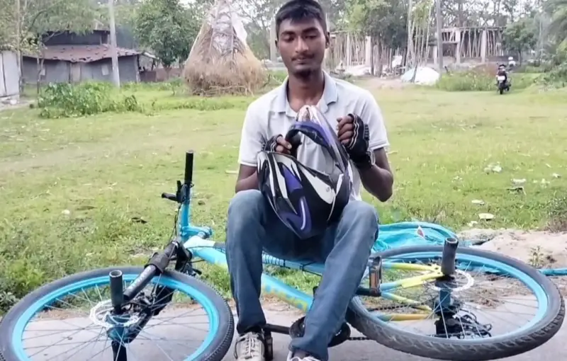 সাইকেল স্টান্টে তাক লাগাচ্ছেন বরিশালের তরুণ আসাদ