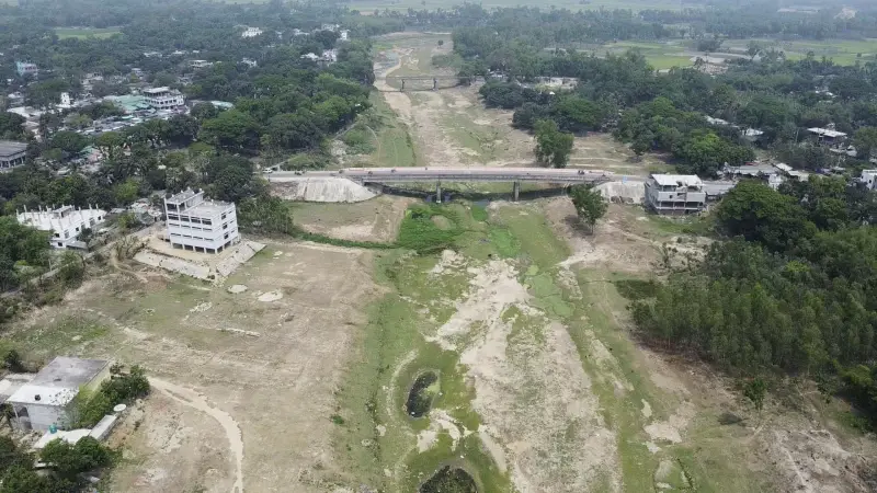 বদলগাছীর ছোট যমুনা নদী এখন শুকিয়ে মরুভূমি