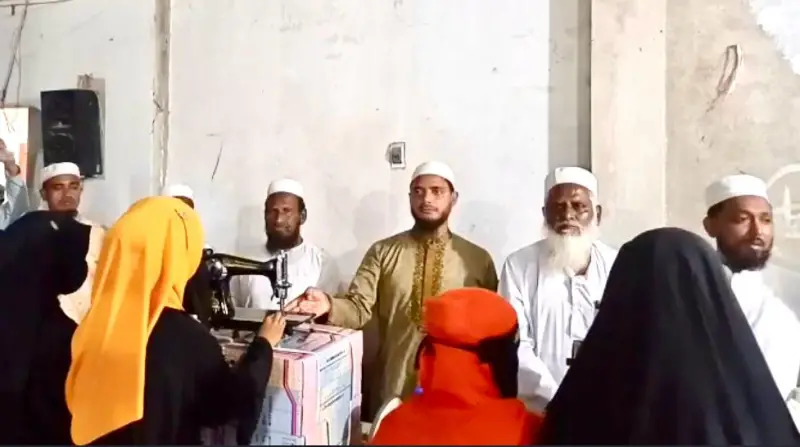 দশ নারীকে সেলাই মেশিন প্রদান করলেন ড. শফিকুল ইসলাম মাসুদ