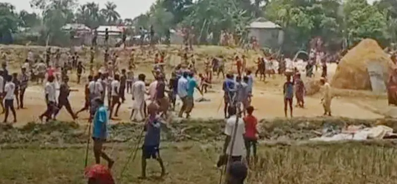 গরুর খড় খাওয়া নিয়ে সংঘর্ষে আহত অর্ধশতাধিক গরুর খড় খাওয়া নিয়ে সংঘর্ষে আহত অর্ধশতাধিক