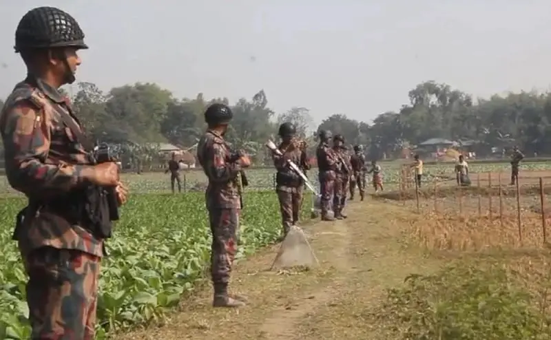 বিএসএফের কাঁটাতারের বেড়া নির্মাণ, গুলিবর্ষণ, হত্যা, নির্যাতন ও অপহরণের ঘটনায় শঙ্কায় এলাকাবাসী বিএসএফের কাঁটাতারের বেড়া নির্মাণ, গুলিবর্ষণ, হত্যা, নির্যাতন ও অপহরণের ঘটনায় শঙ্কায় এলাকাবাসী
