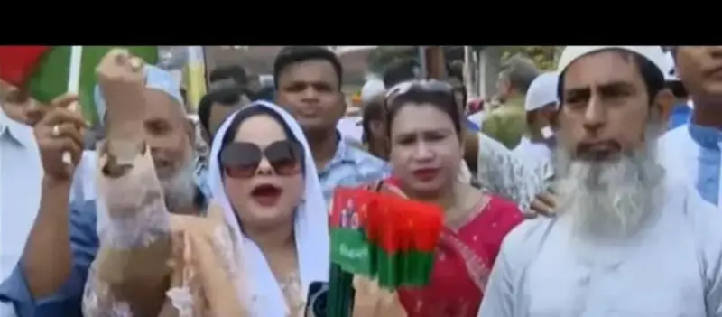 বনানীতে রাস্তার দুপাশে জড়ো হয়ে স্লোগান দিচ্ছেন নেতাকর্মীরা বনানীতে রাস্তার দুপাশে জড়ো হয়ে স্লোগান দিচ্ছেন নেতাকর্মীরা