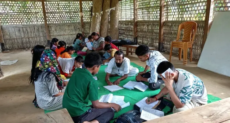 দুর্গাপুরে পাহাড়ি শিশুদের একমাত্র ভরসা ‘প্রকৃতির পাঠশালা’ দুর্গাপুরে পাহাড়ি শিশুদের একমাত্র ভরসা ‘প্রকৃতির পাঠশালা’