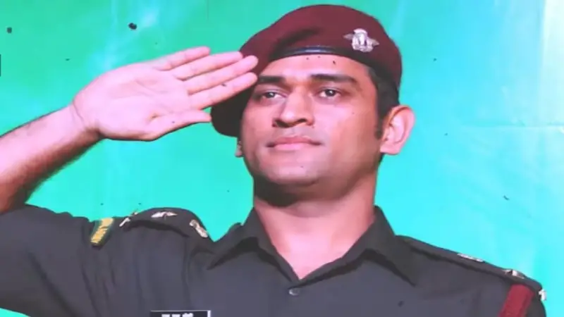 ব্যাট ছেড়ে বন্দুক হাতে ধোনি ! যুদ্ধ করবেন পাকিস্তানের বিরুদ্ধে? ব্যাট ছেড়ে বন্দুক হাতে ধোনি ! যুদ্ধ করবেন পাকিস্তানের বিরুদ্ধে?