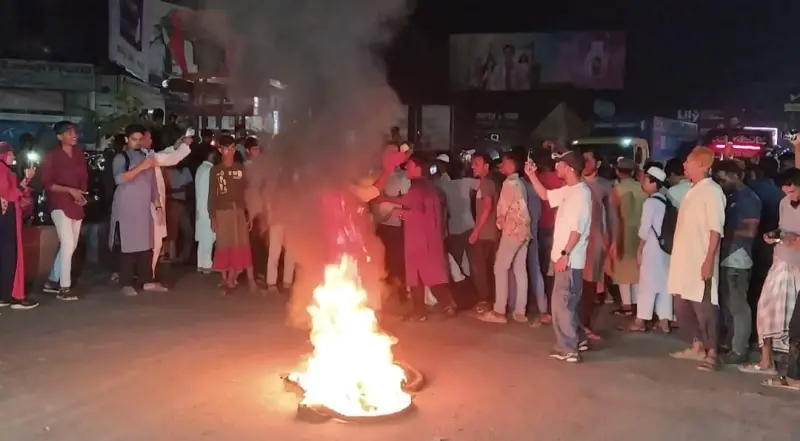 উত্তপ্ত বরিশাল : মহাসড়কে আগুন জ্বালিয়ে আওয়ামী লীগ নিষিদ্ধের দাবিতে অবরোধ উত্তপ্ত বরিশাল : মহাসড়কে আগুন জ্বালিয়ে আওয়ামী লীগ নিষিদ্ধের দাবিতে অবরোধ