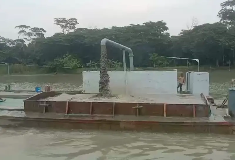 তুলাতলা নদীতে ইজারা ছাড়া অবৈধ বালু উত্তোলন, হুমকির মুখে পরিবেশ ও নদীতীরবর্তী এলাকা তুলাতলা নদীতে ইজারা ছাড়া অবৈধ বালু উত্তোলন, হুমকির মুখে পরিবেশ ও নদীতীরবর্তী এলাকা