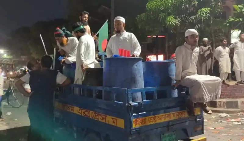 শাহবাগে আন্দোলনকারীদের বিনামূল্যে খাওয়ানো হচ্ছে ঠাণ্ডা পানি শাহবাগে আন্দোলনকারীদের বিনামূল্যে খাওয়ানো হচ্ছে ঠাণ্ডা পানি