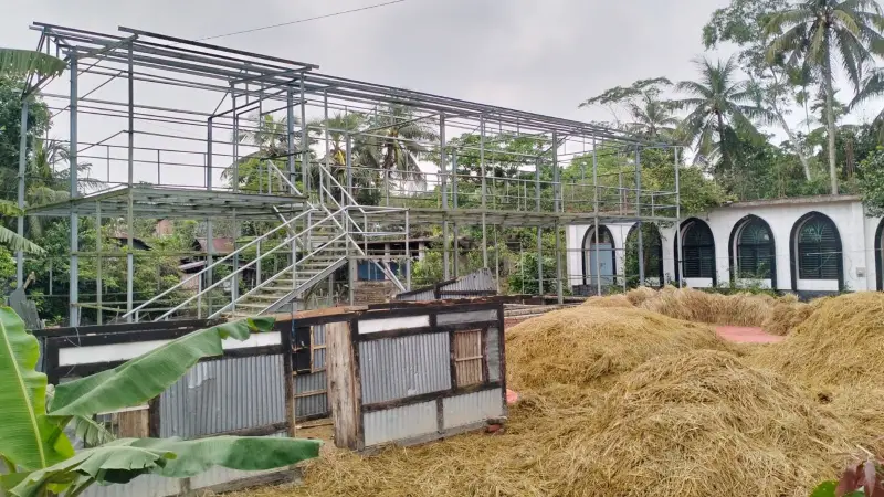 রাতের আঁধারে মাদরাসা ও এতিমখানার সামনের জমি দখল করে জোরপূর্বক ঘর নির্মাণ রাতের আঁধারে মাদরাসা ও এতিমখানার সামনের জমি দখল করে জোরপূর্বক ঘর নির্মাণ