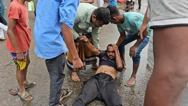 যাত্রী ওঠানো নিয়ে দুই এলাকাবাসীর মধ্যে সংঘর্ষে অর্ধশতাধিক আহত যাত্রী ওঠানো নিয়ে দুই এলাকাবাসীর মধ্যে সংঘর্ষে অর্ধশতাধিক আহত