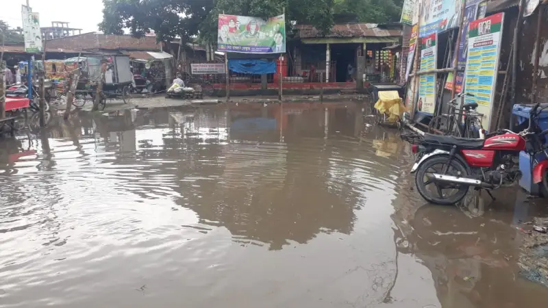 স্টেশন চত্বরে হাঁটু পানি, যাত্রী দুর্ভোগ চরমে, দেখার কেউ নেই স্টেশন চত্বরে হাঁটু পানি, যাত্রী দুর্ভোগ চরমে, দেখার কেউ নেই