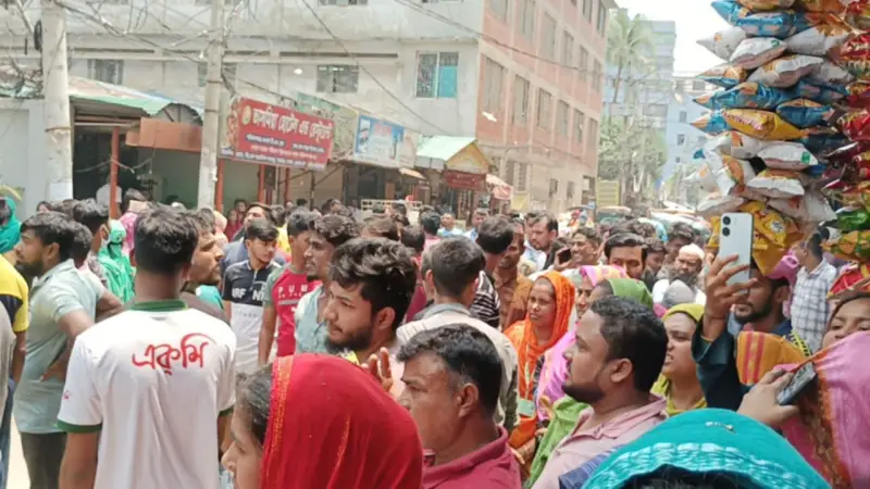 সঠিক সময়ে বেতনের দাবিতে শ্রমিকদের বিক্ষোভ সঠিক সময়ে বেতনের দাবিতে শ্রমিকদের বিক্ষোভ