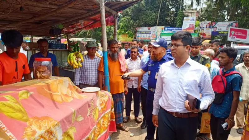 কসবায় ফুটপাথ দখল করে রাখা অবৈধ স্থাপনার বিরুদ্ধে উচ্ছেদ অভিযান কসবায় ফুটপাথ দখল করে রাখা অবৈধ স্থাপনার বিরুদ্ধে উচ্ছেদ অভিযান