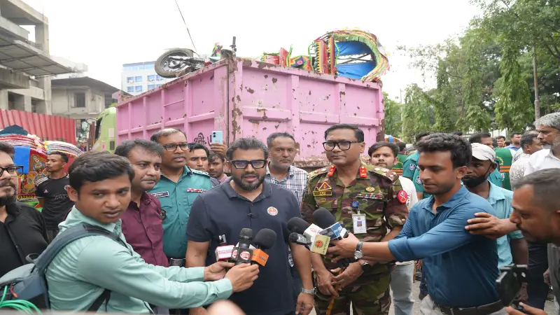 ব্যাটারি চালিত অবৈধ রিকশাগুলোর বিরুদ্ধে অভিযান, ঢাকার মূল সড়কে কোনো রিকশা চলতে পারবে না : ডিএনসিসি প্রশাসক ব্যাটারি চালিত অবৈধ রিকশাগুলোর বিরুদ্ধে অভিযান, ঢাকার মূল সড়কে কোনো রিকশা চলতে পারবে না : ডিএনসিসি প্রশাসক
