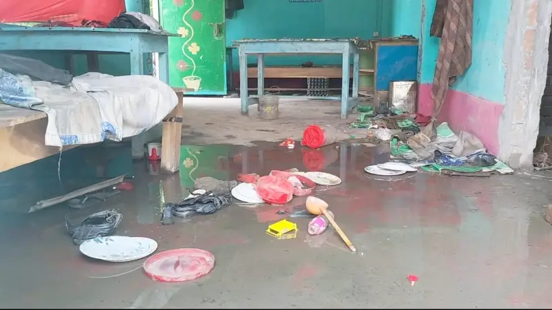 ব্যবসায়িক দ্বন্দ্বে অফিস ও হোটেল ভাঙচুর ও লুটপাট ব্যবসায়িক দ্বন্দ্বে অফিস ও হোটেল ভাঙচুর ও লুটপাট