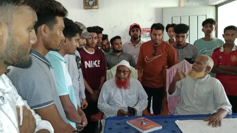 বোয়ালমারীতে প্রধান শিক্ষকের ওপর হামলায় ক্ষুব্ধ প্রাক্তন শিক্ষার্থীরা, দৃষ্টান্তমূলক শাস্তির দাবি বোয়ালমারীতে প্রধান শিক্ষকের ওপর হামলায় ক্ষুব্ধ প্রাক্তন শিক্ষার্থীরা, দৃষ্টান্তমূলক শাস্তির দাবি