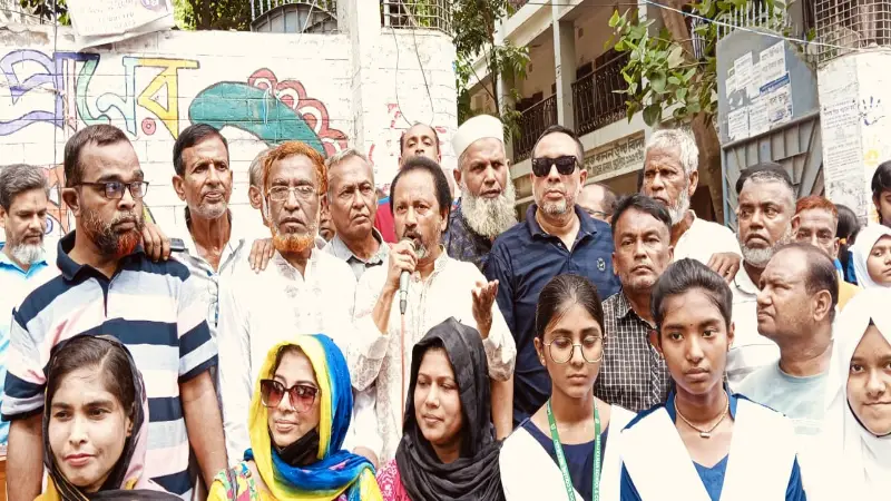 সিরাজগঞ্জে জাতীয় সংগীত গেয়েই ‘অবমাননার’ প্রতিবাদ শিক্ষার্থীদের সিরাজগঞ্জে জাতীয় সংগীত গেয়েই ‘অবমাননার’ প্রতিবাদ শিক্ষার্থীদের