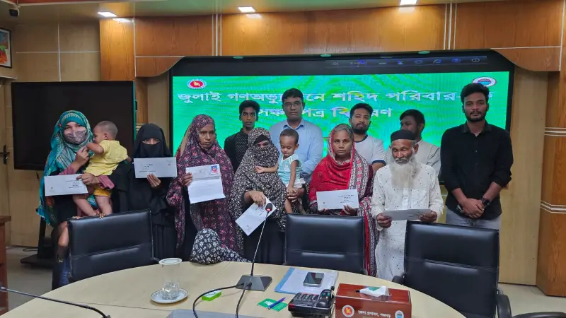 পঞ্চগড়ে পাঁচ শহীদ পরিবার পেলো ১০ লাখ টাকার সঞ্চয়পত্র পঞ্চগড়ে পাঁচ শহীদ পরিবার পেলো ১০ লাখ টাকার সঞ্চয়পত্র